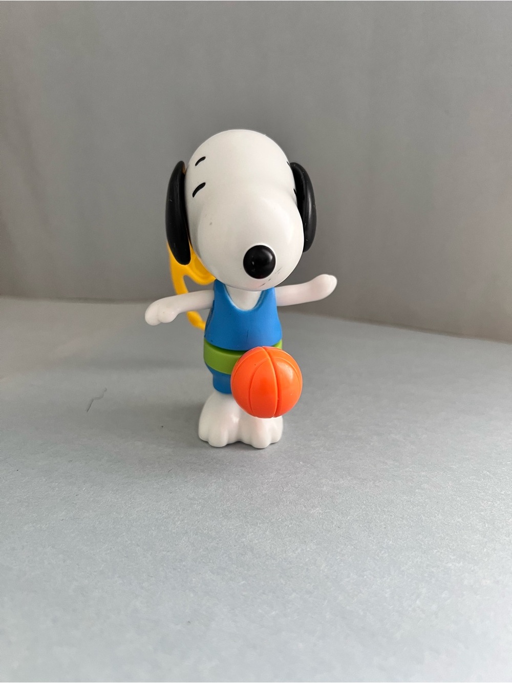 McDonalds PEANUTS SNOOPY 4" Basketball Athlete Figure Toy Twirling Basketball.